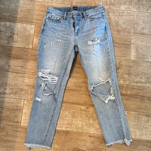 GAP Women's Best Girlfriend Light Blue Distressed Cropped Jeans with frayed hem